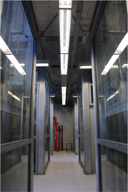 Professionnel intervenant dans une installation d’ascenseur