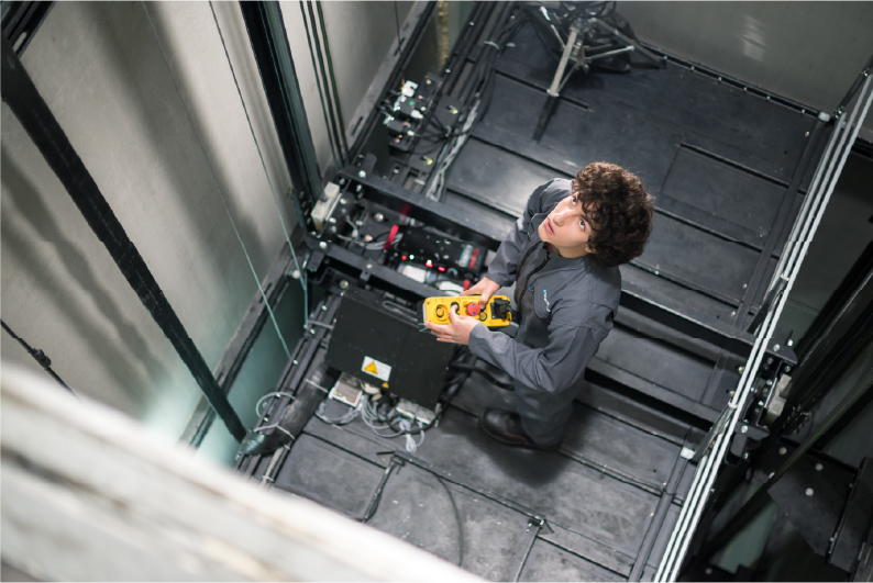 Technicien dans une gaine d’ascenseur