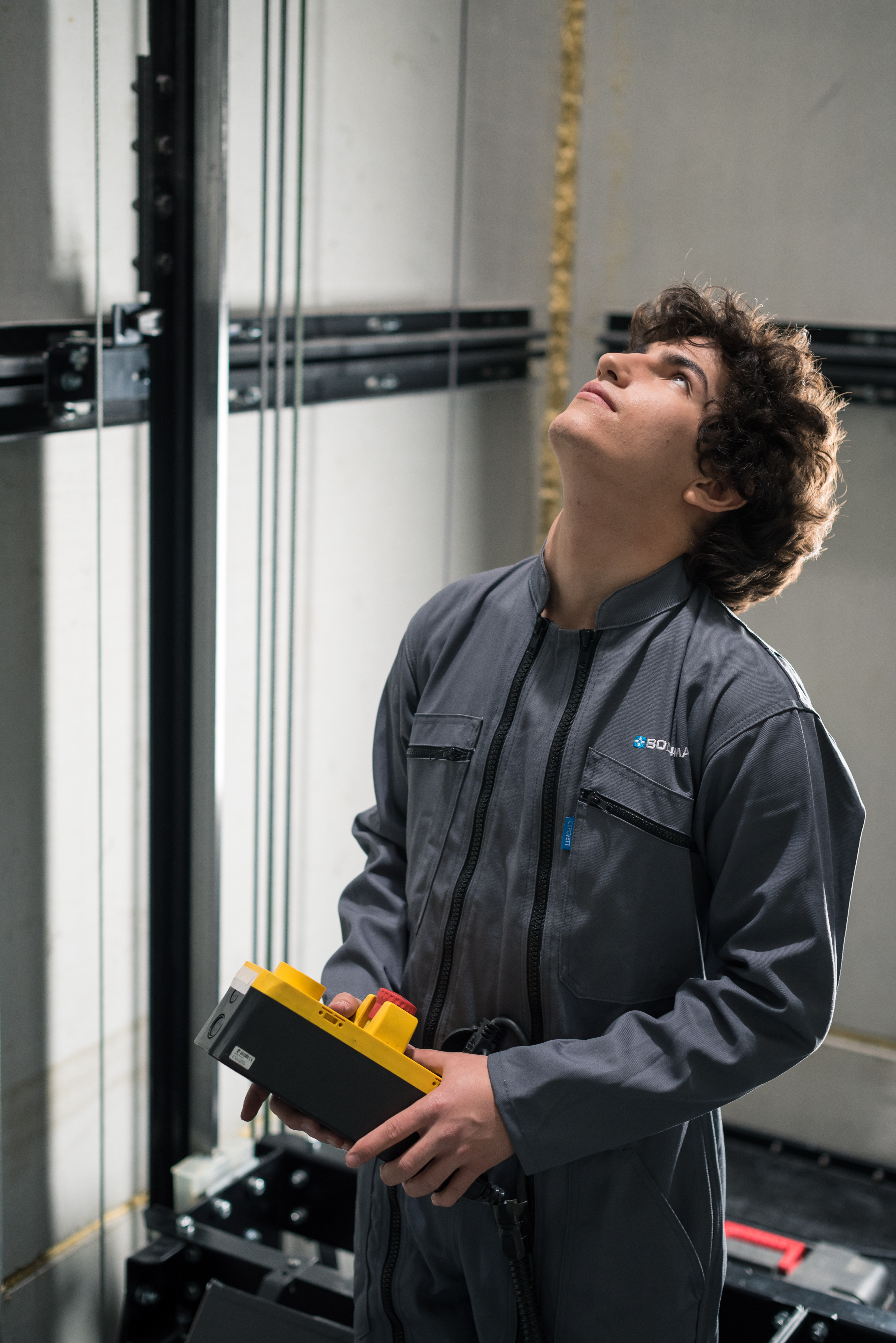 Professionnel intervenant dans une installation d’ascenseur