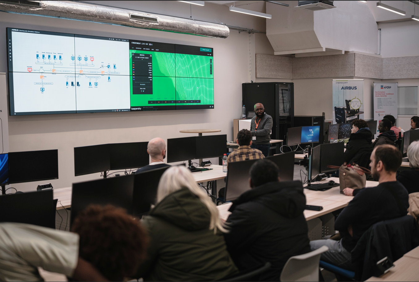 Salle informatique avec baies et équipements numériques à l’AFORP